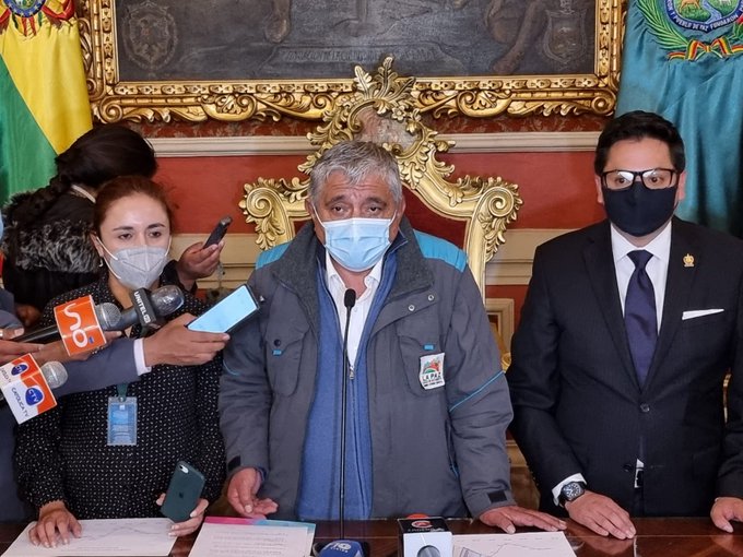 Arias vuelve a retroceder y autoriza fiestas de Año Nuevo hasta las 23.59 del viernes