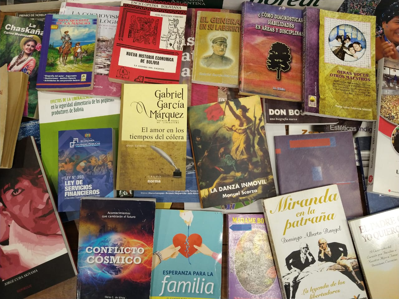 Servidores públicos del Viceministerio de Comunicación donan más de 100 libros para la campaña Bolivia Lee 2021