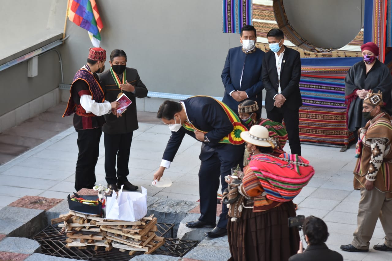 Ceremonia ancestral y ofrenda a la Pachamama abren la celebración del Día del Estado Plurinacional