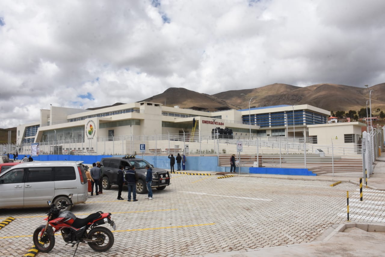 Habitantes de Llallagua estrenan el hospital modelo de segundo nivel “Madre Obrera”