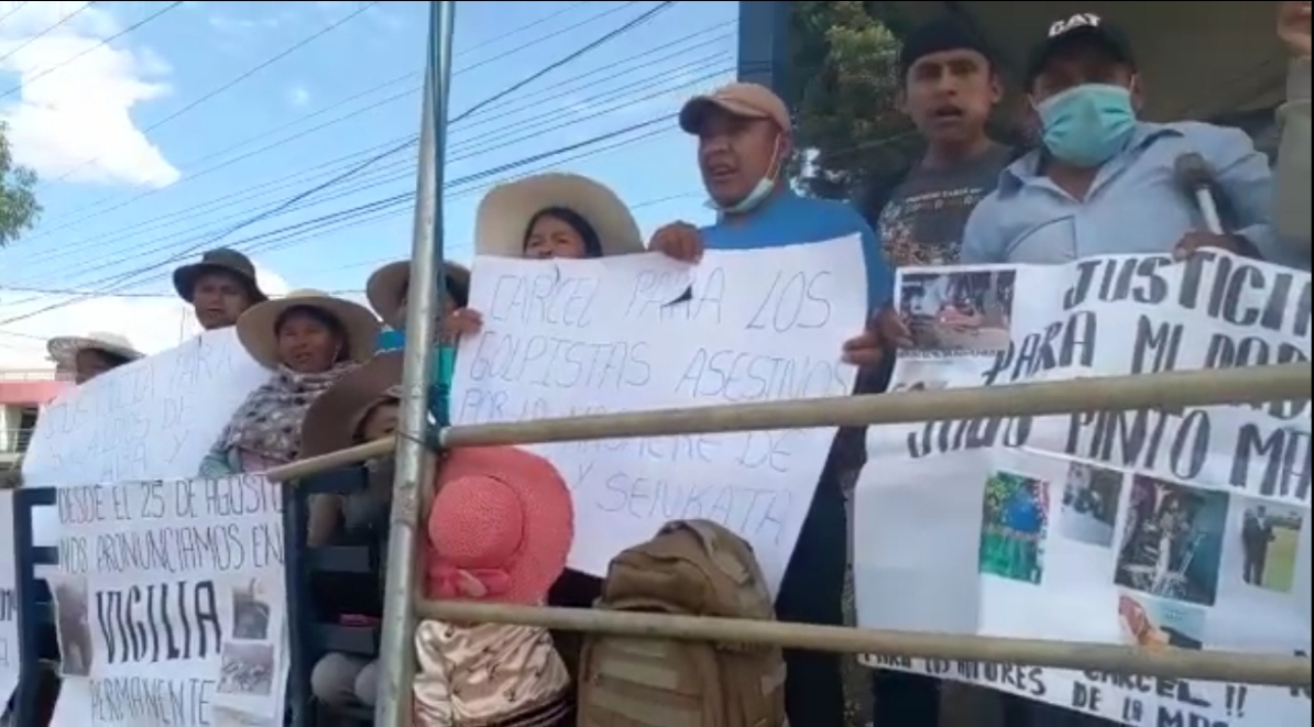 Víctimas de la masacre de Sacaba desarrollan vigilia permanente en el puente Huayllani
