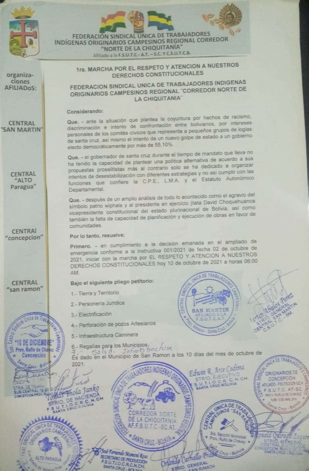 Marcha de trabajadores indígenas se acerca a Santa Cruz para exigir obras a Camacho