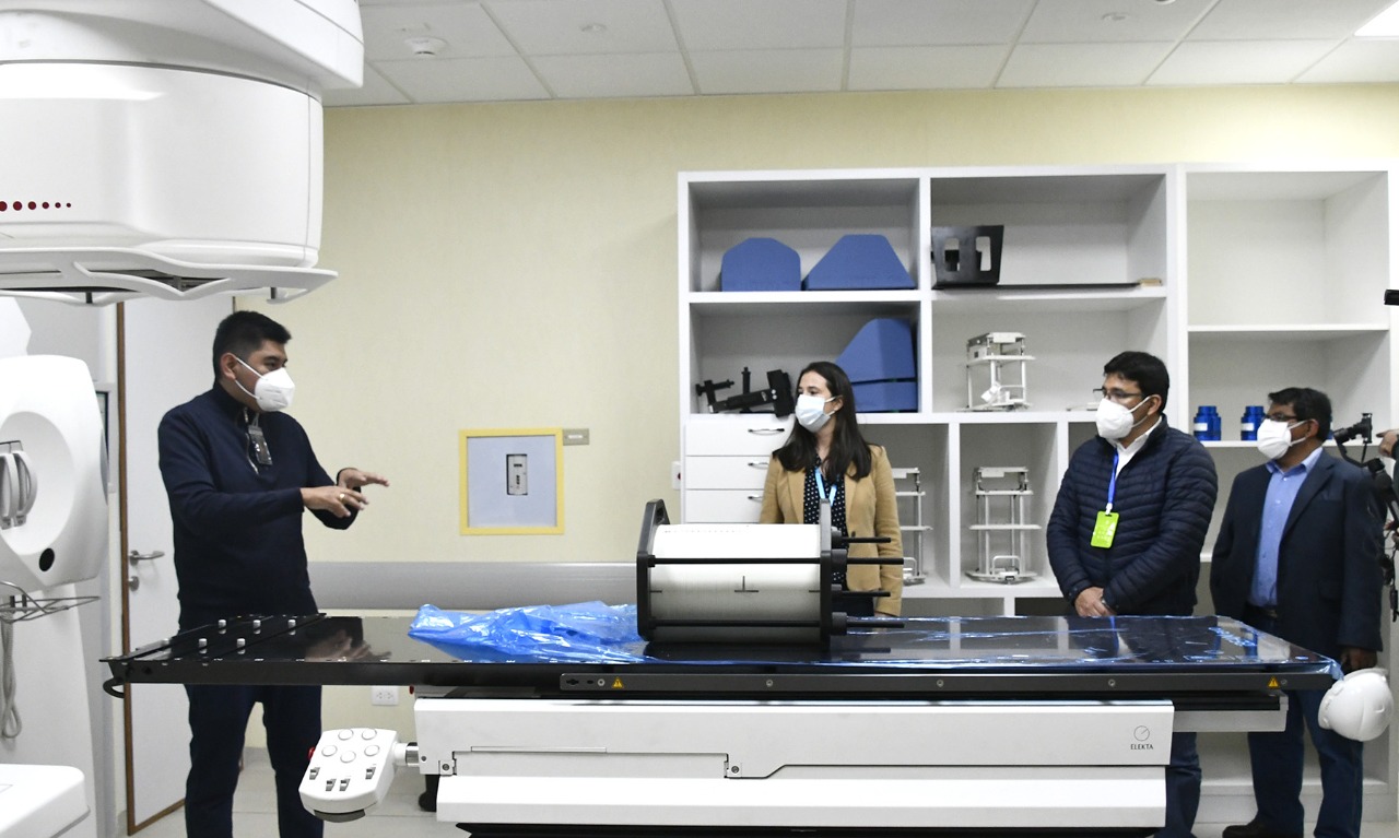 Ministro de Hidrocarburos inspecciona Centro de Medicina Nuclear y anuncia que está casi listo para su entrega