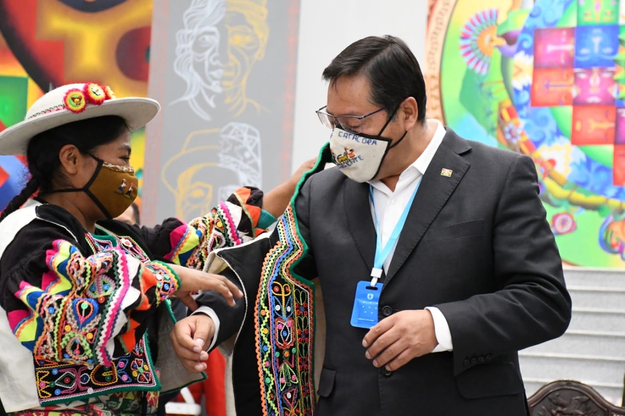 Arce abre la Casa Grande del Pueblo a gobernadores, alcaldes, artesanos y kallawayas para enfrentar al COVID-19