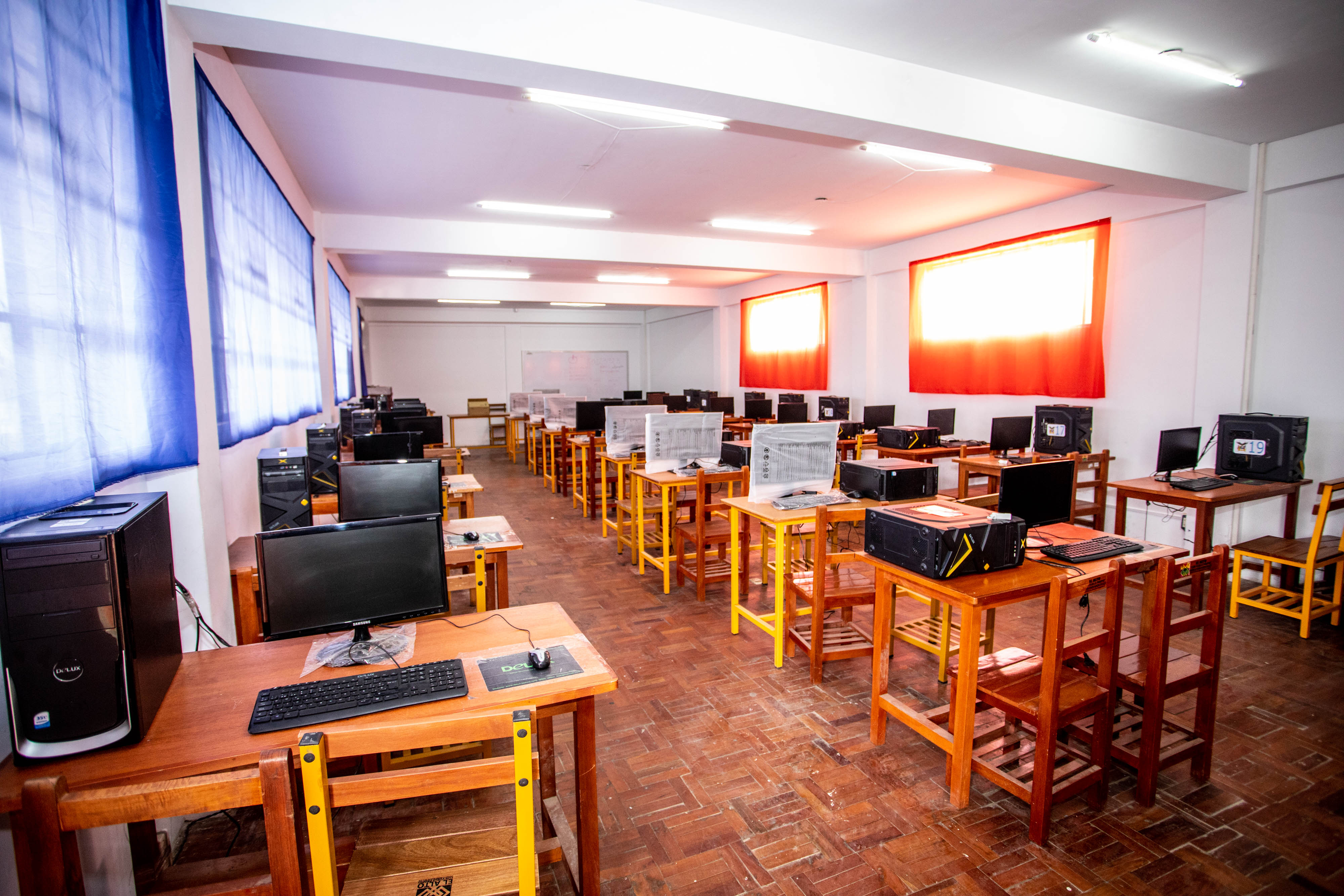 Chile dona equipamiento para aulas tecnológicas y sala de gastronomía a unidad educativa técnica alteña