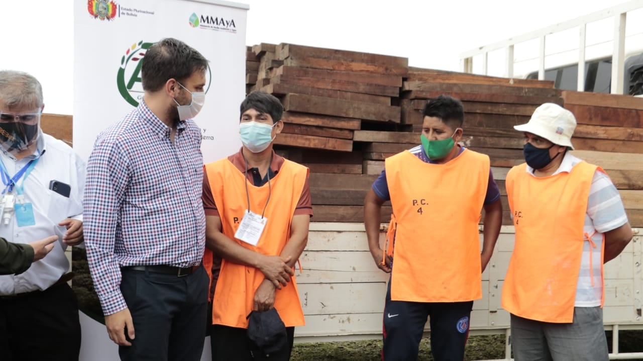 Ministerio de Gobierno y la ABT firman convenio para la donación de madera y los internos aprendan el oficio de carpintería