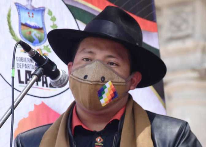 Gobernador de La Paz cuestiona a Camacho por agravio a la wiphala y lo acusa de dividir el país