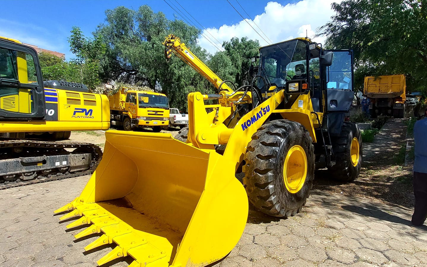 Servicio de Caminos de Cochabamba recibe maquinaria por Bs 3 millones para la atención de emergencias viales