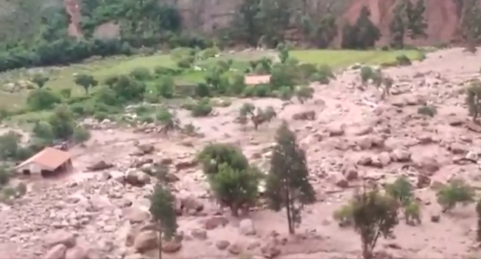 Defensa envía helicóptero y equipos para auxilio tras deslizamiento en Tumpeca, Sucre