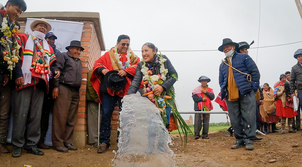 Entregan sistemas de bombeo de agua para fortalecer la producción agropecuaria en Oruro