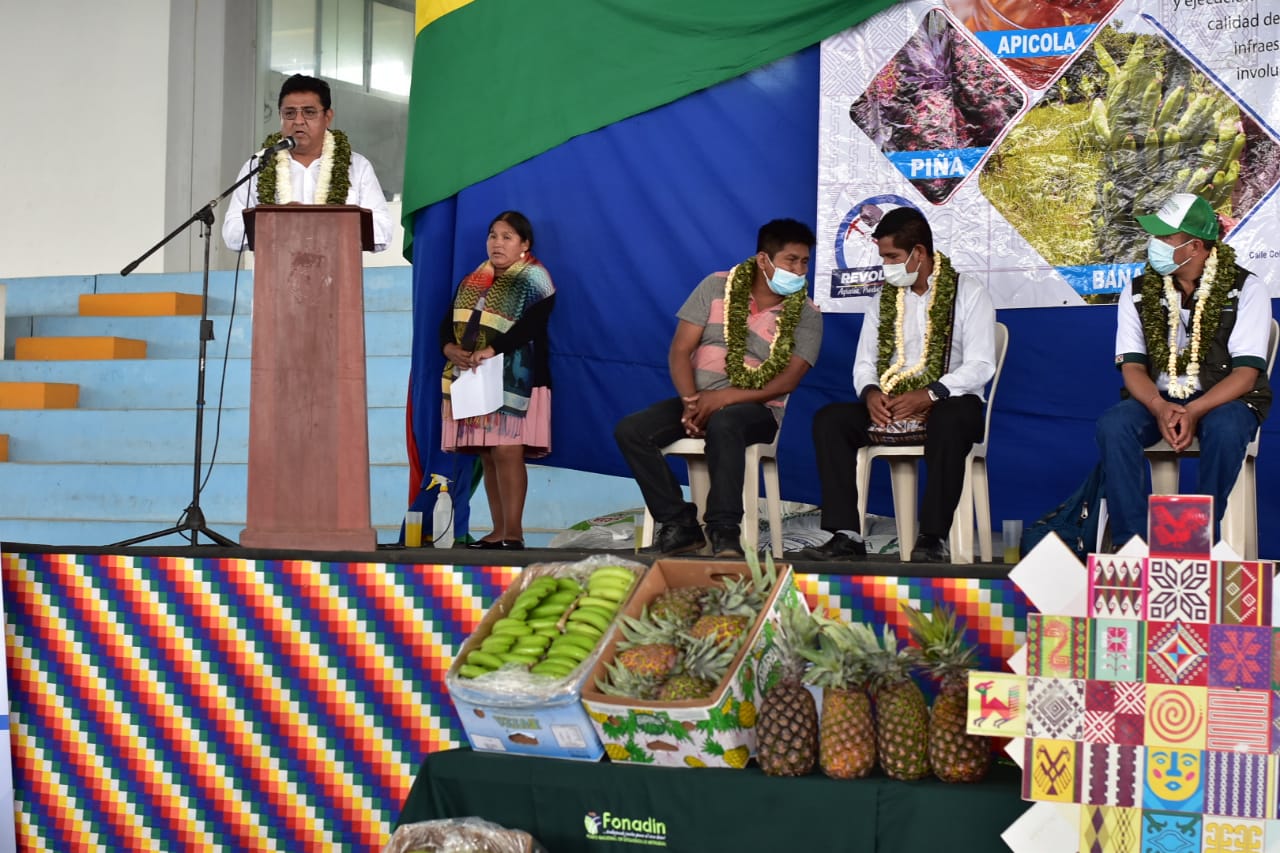Gobierno entrega equipamiento e insumos para fortalecer producción de banano, plátano y piña en el Trópico de Cochabamba