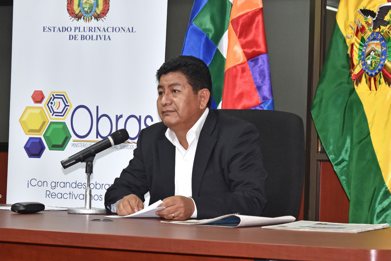 Ministro de Obras Públicas invita al gobernador de Santa Cruz y al alcalde de San Ignacio de Velasco a una mesa de trabajo