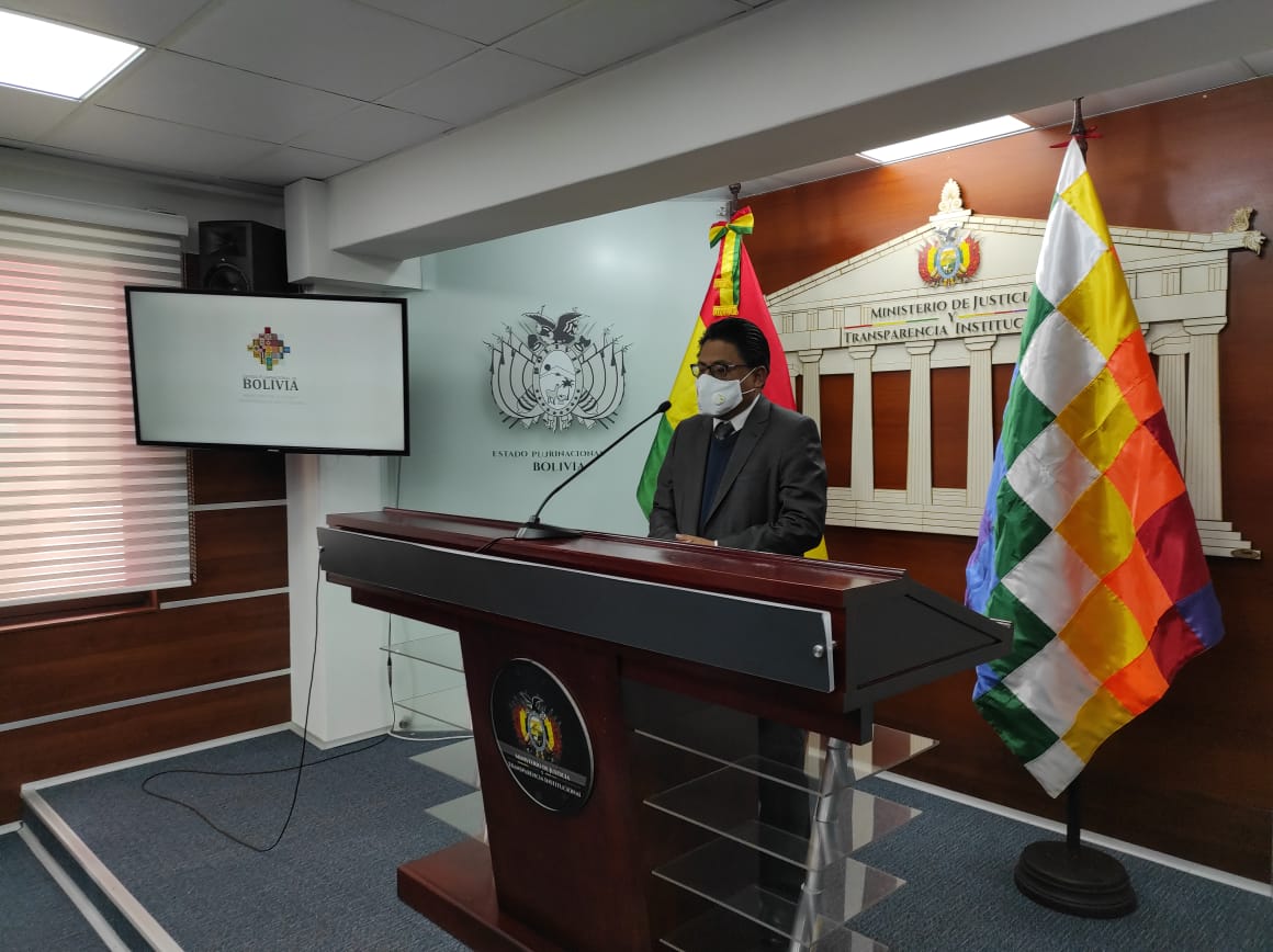 Ministro Lima anuncia una investigación judicial a estafas en contra de migrantes bolivianos