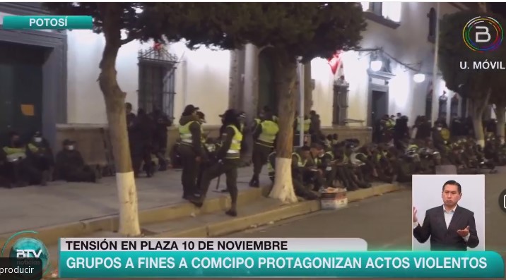 Gobernación de Potosí es resguarda por policías tras ingreso violento de personas que respaldan el paro a la plaza 10 de Noviembre