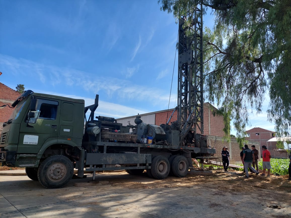 Perforan pozo para riego de cultivos forrajeros de productores de leche afectados por sequía en Cochabamba