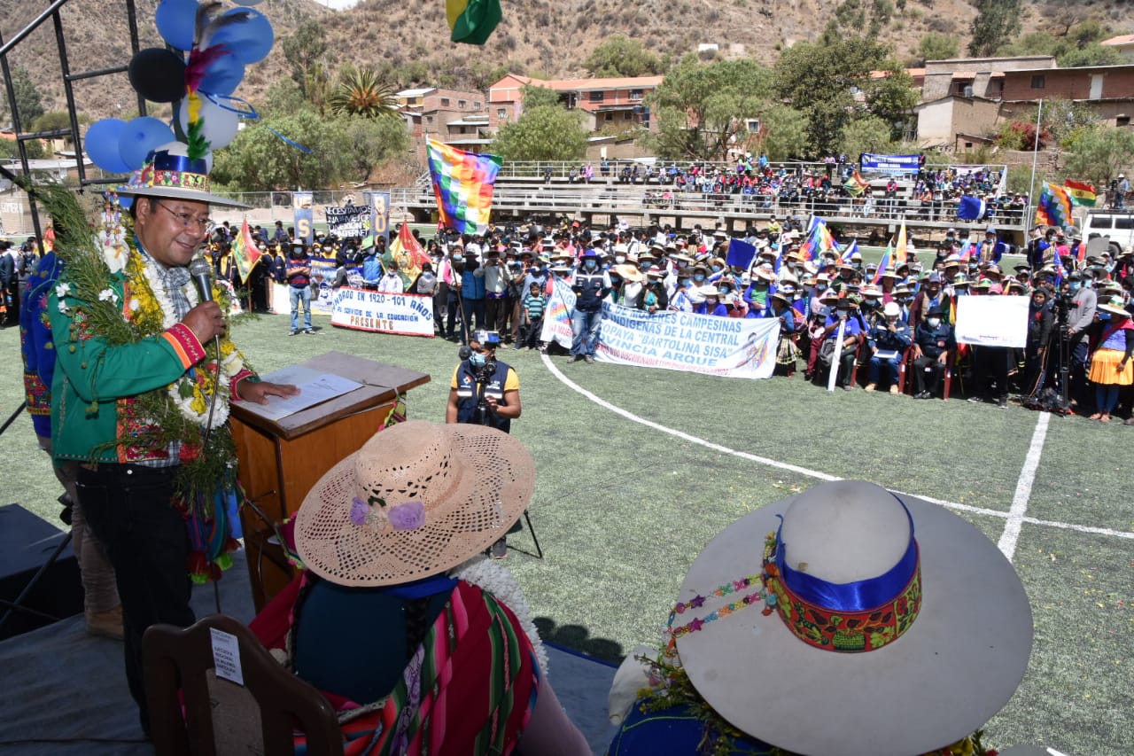 Productores de cuatro comunidades de Cochabamba reciben ocho muros defensivos para proteger cultivos