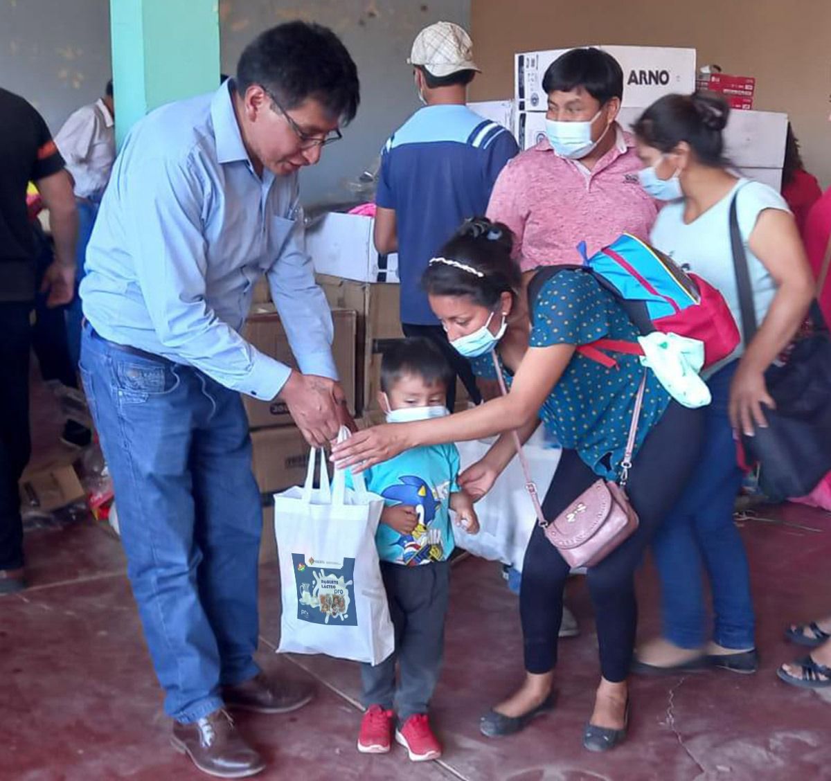 Santa Cruz: Gobierno entrega productos lácteos y ayuda solidaria a 230 familias guaraníes en Camiri