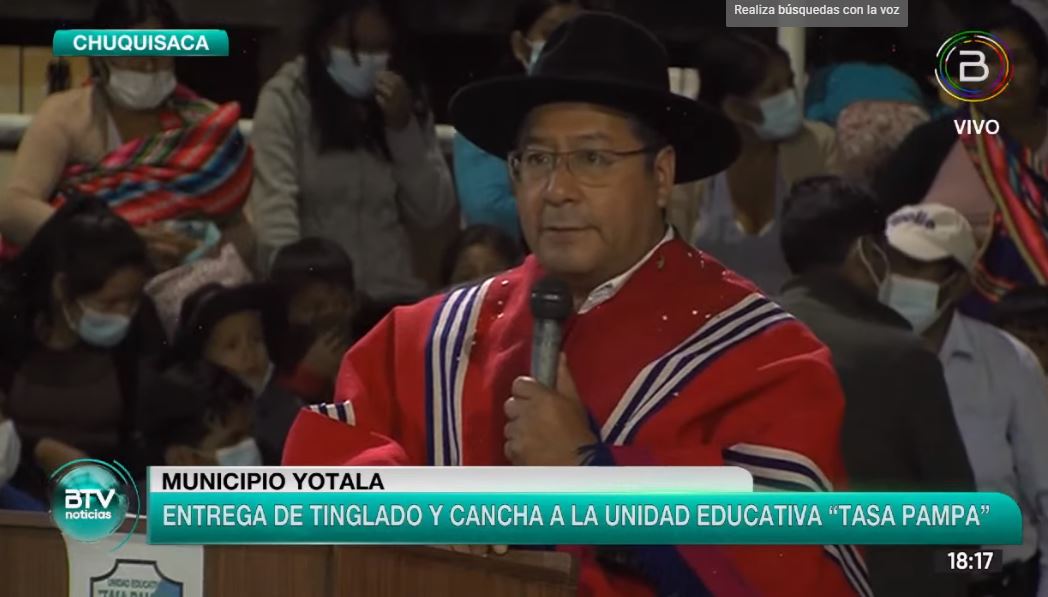 Presidente entrega cancha con tinglado y graderías en escuela de comunidad Tasa Pampa, Chuquisaca (amplia)