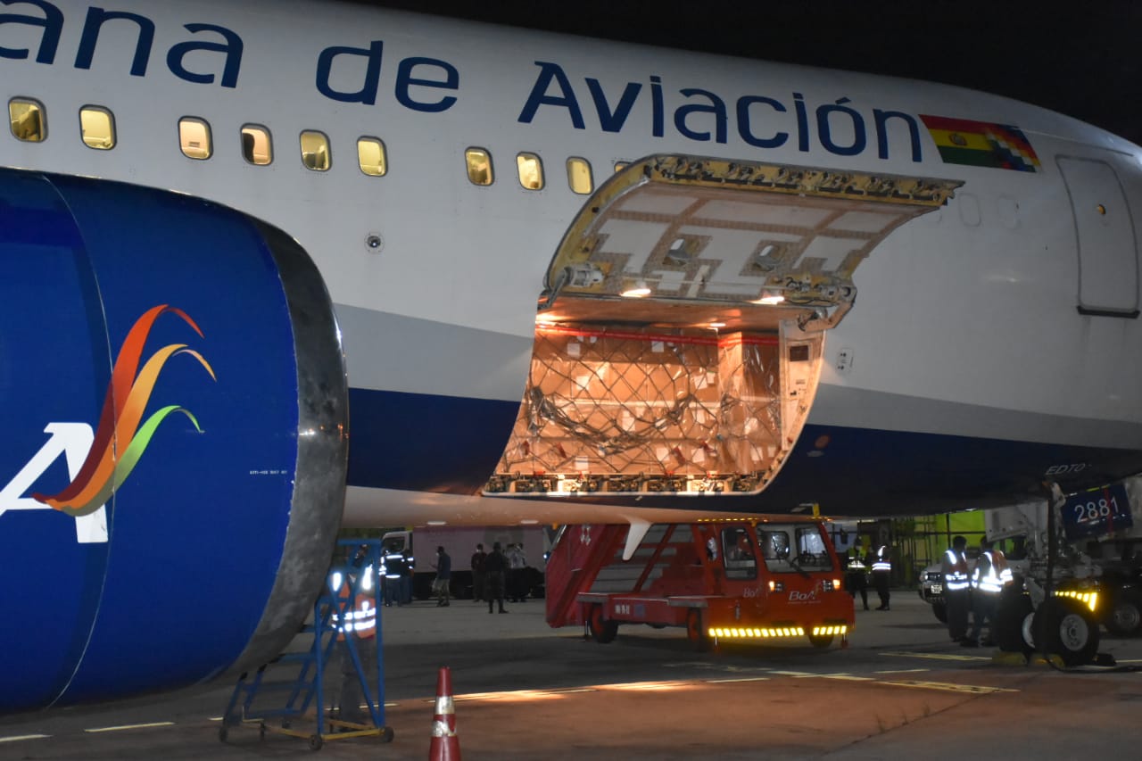 COVID-19: Arce afirma que el Gobierno cumple con el pueblo tras arribo de cargamento de pruebas gratuitas