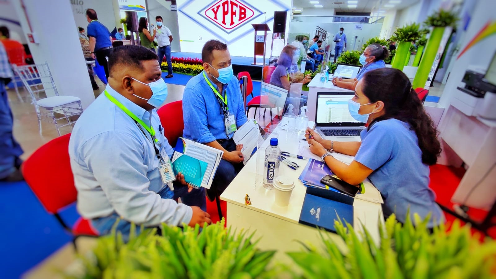 Proveedores destacan acceso a información y guía para ofertar bienes y servicios a YPFB