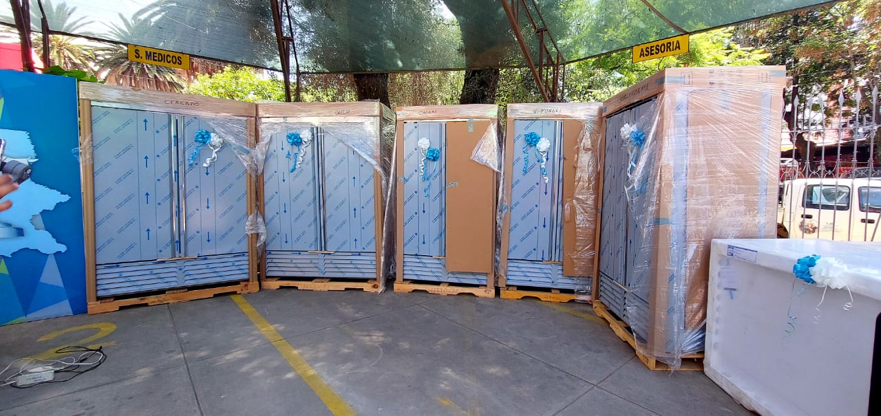 Servicio de salud de Cochabamba recibe carro frigorífico y 14 refrigeradores para conservación y traslado de vacunas anticovid