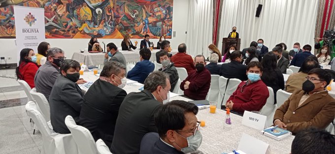 Gobierno y medios de comunicación conformarán mesas de trabajo para la lucha contra la desinformación (amplia)