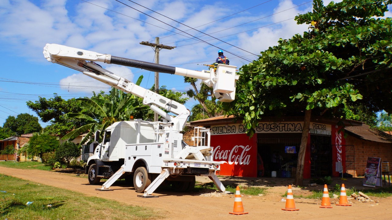 ENDE y CER realizan mantenimiento preventivo en redes eléctricas de Riberalta