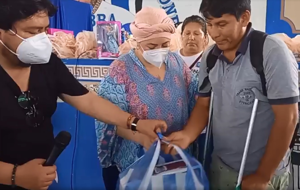 Ministra de la Presidencia entrega ayuda humanitaria a víctimas de la masacre de Sacaba