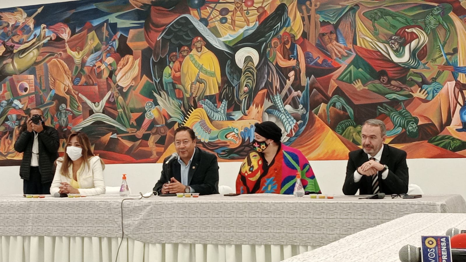 Presidente Luis Arce se reunió con periodistas y trabajadores de la prensa por fin de año