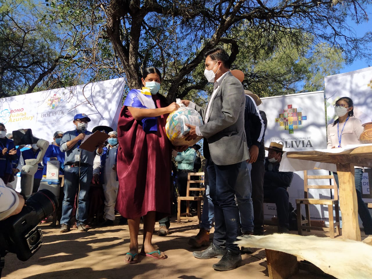 Entregan certificados de vacunación contra el COVID-19 y agilizan pago del Bono Juana Azurduy en comunidad indígena Tentayape