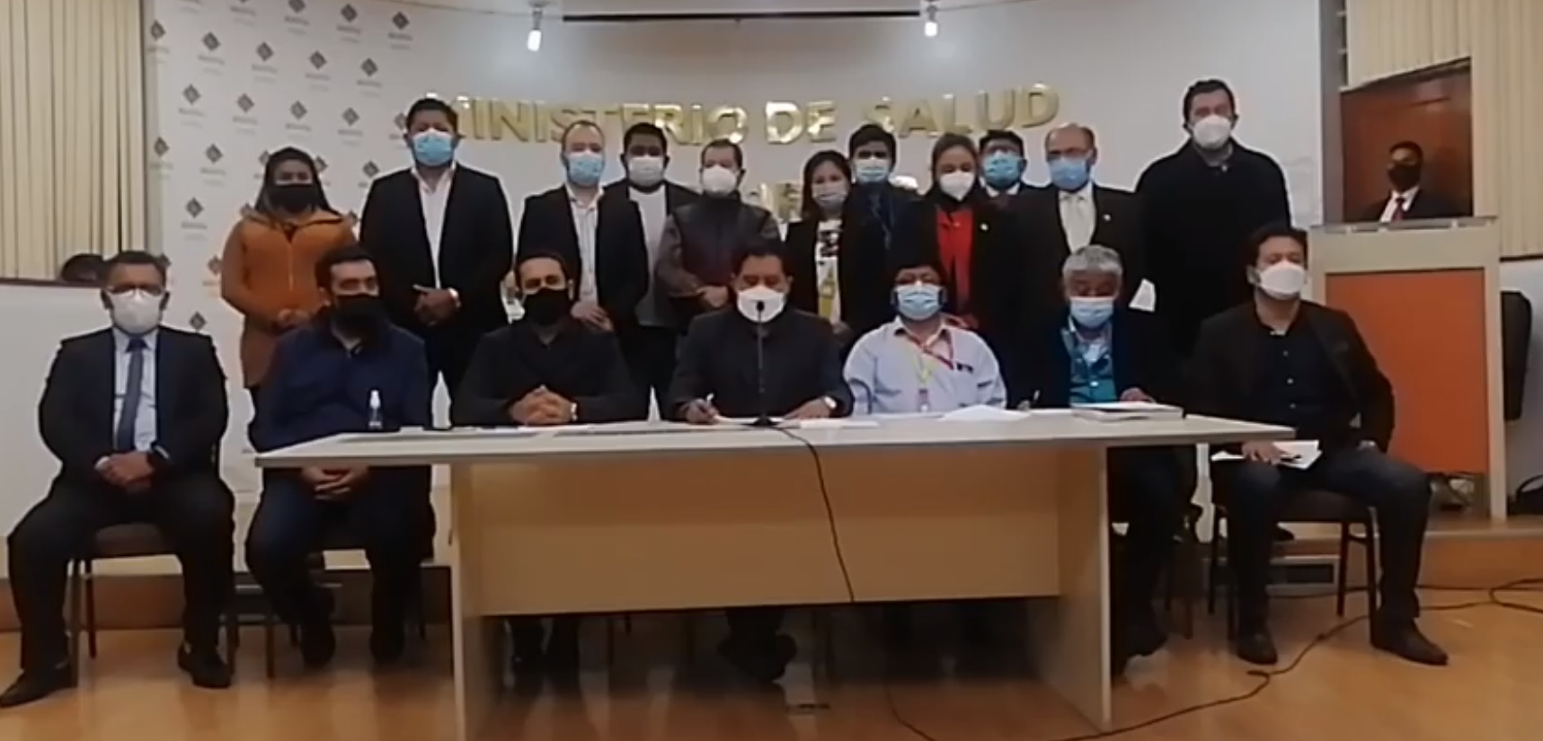 Gobierno y alcaldías acuerdan reforzar y descentralizar plan de vacunación para evitar rebrote del COVID-19