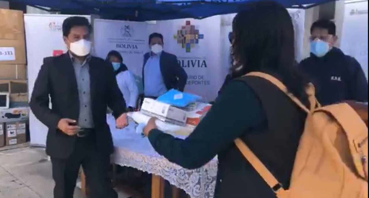 Gobierno entrega medicamentos y equipos a dos hospitales de Sucre para lucha contra el COVID-19