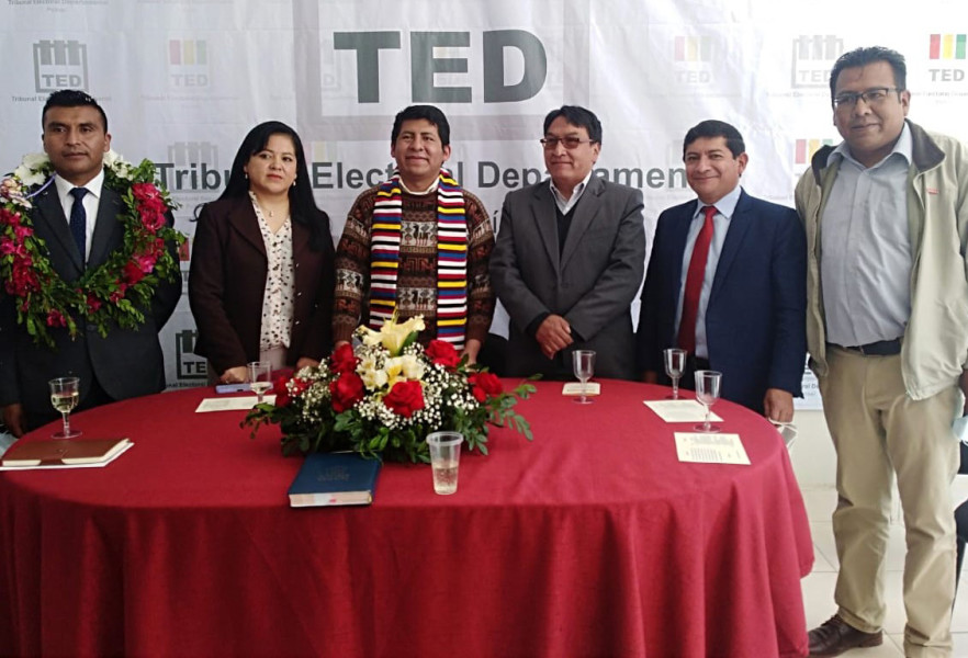 TSE posesiona a Kieffer Condori como nuevo director departamental del Serecí Potosí