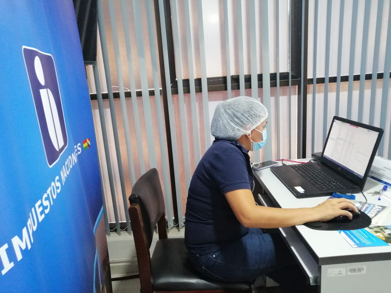 Impuestos capacita sobre el Re-IVA en radio Santa Cruz y la Unifranz