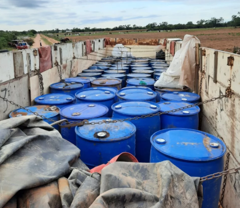 Felcn halla un camión con 53 turriles de precursores químicos valuados en $us 500.000