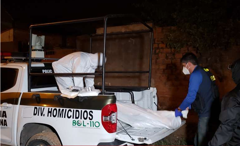 Lanzan desde un auto el cuerpo de hombre apuñalado y lo abandonan en una acera en Santa Cruz