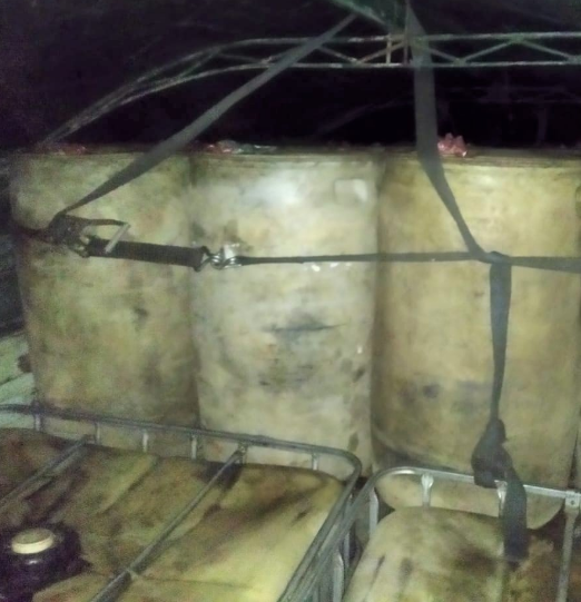 Incautan un camión de alto tonelaje con turriles y tanques de combustible en Achacachi