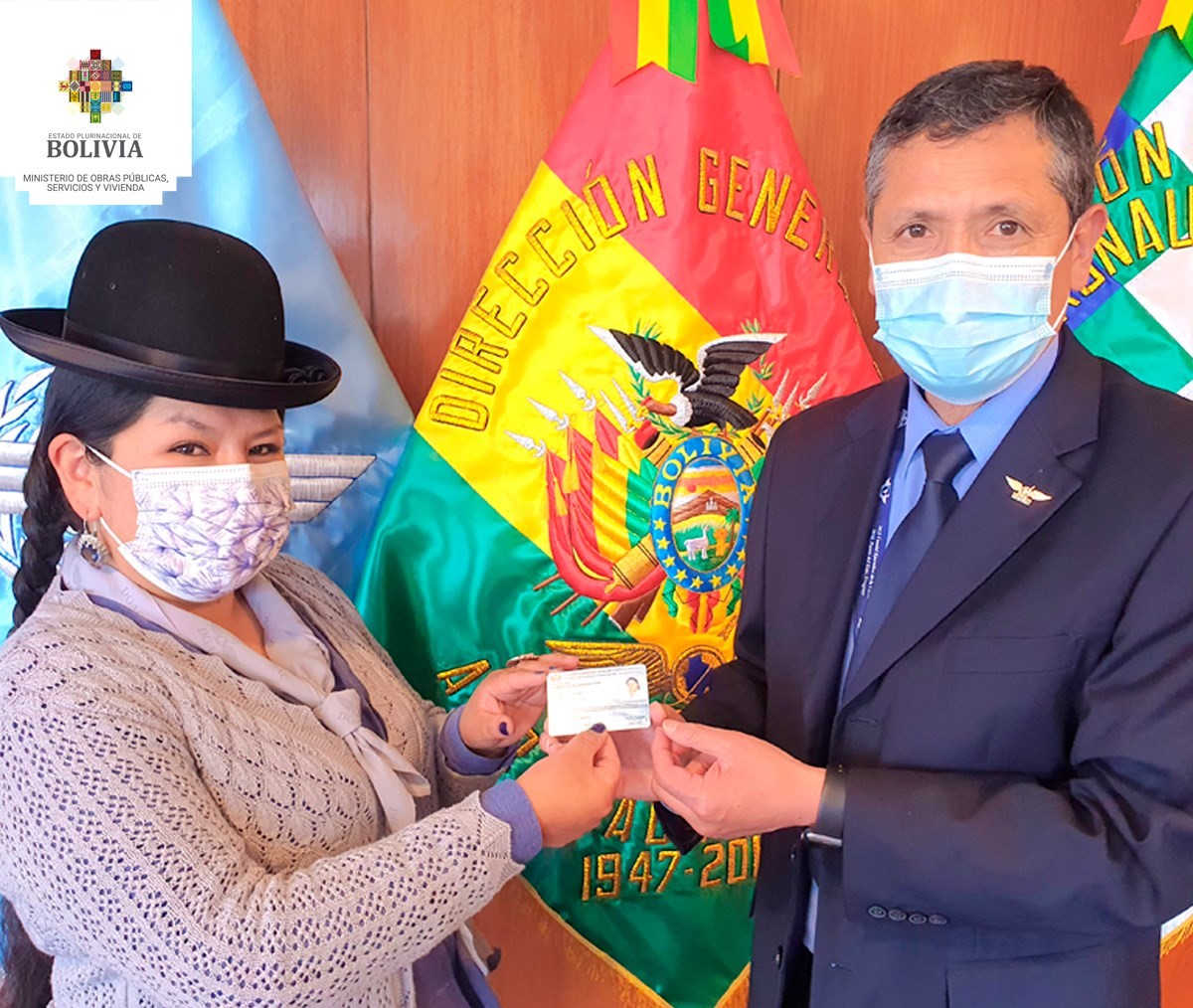 Primera mujer de pollera obtiene su licencia como tripulante de cabina y autoridades la felicitan