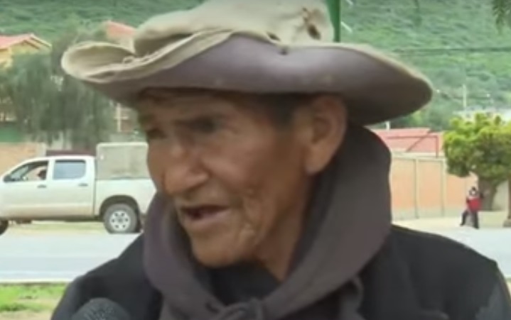 Cochabamba: Un anciano acude a la vacunación contra el COVID-19 acompañado de sus mascotas