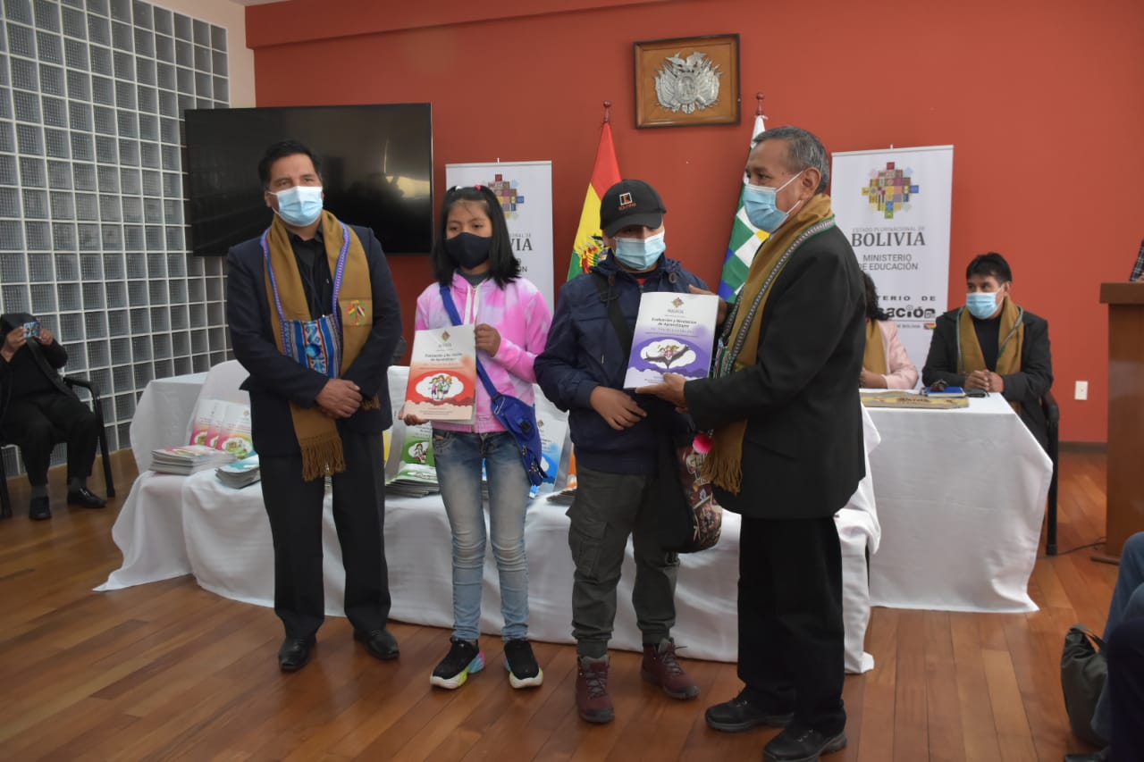 Ministerio de Educación entrega 384.571 textos de aprendizaje para enseñanza a distancia en La Paz