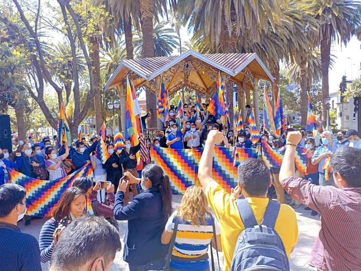 En Tarija rechazan actos de racismo y discriminación con un “wiphalazo”