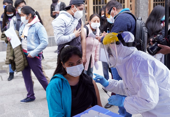 Donación española de dosis anticovid permitirá cubrir al 100% de la población vacunable de Bolivia