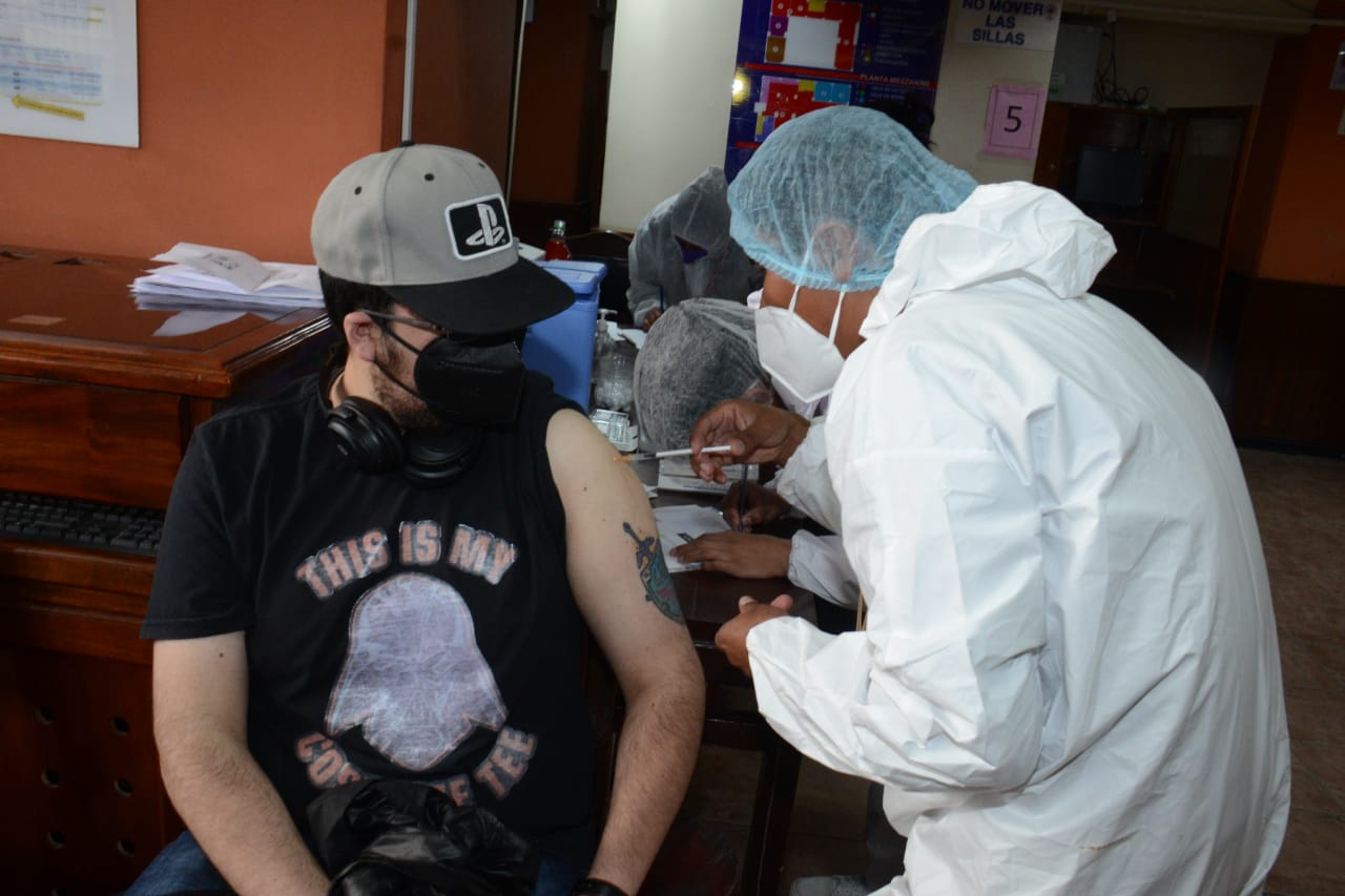 Desde hoy, comienza la vacunación contra el COVID-19 a personas mayores de 18 años en Bolivia