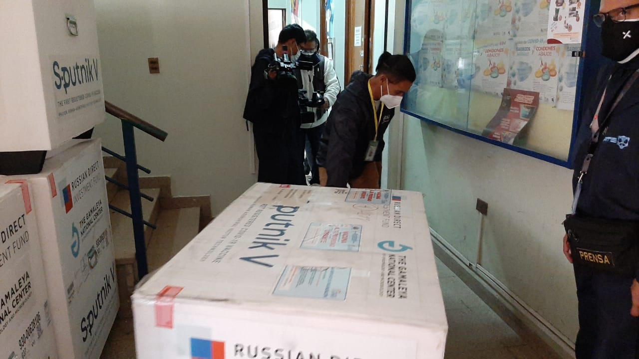 COVID-19: Ministro de Salud pide acelerar vacunación en Cochabamba con nuevo lote de 53.420 dosis de Sputnik V y AstraZeneca