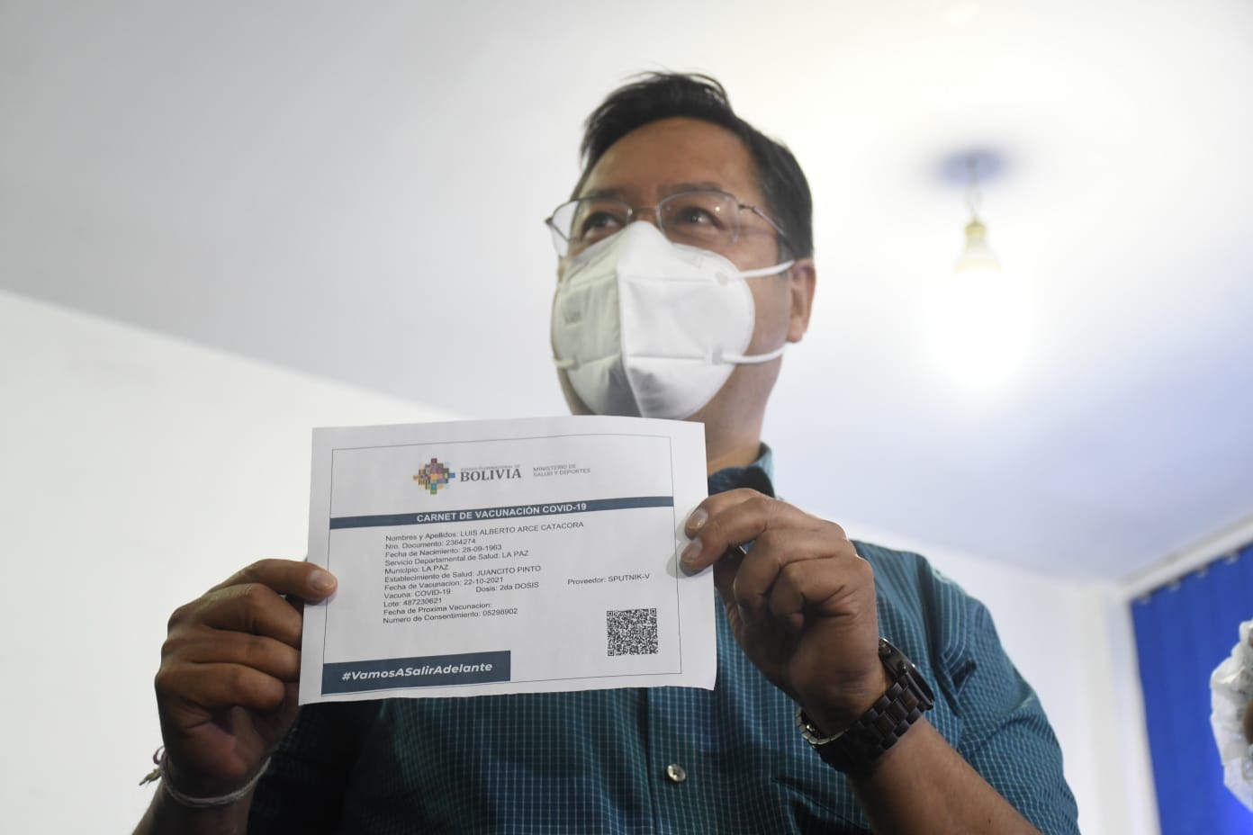 El Presidente da el ejemplo, recibe su segunda vacuna y exhorta a la población a recibir su dosis gratuita para salvar la vida