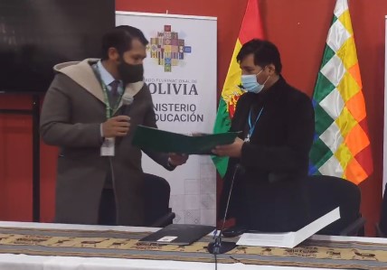 Ministerio de Educación recibe títulos de tierras de la Escuela Superior de Formación de Maestros de Warisata