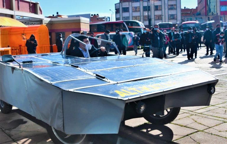 Gobierno proveerá con baterías de litio boliviano al auto eléctrico ‘Alt Katari 4’ de la UPEA
