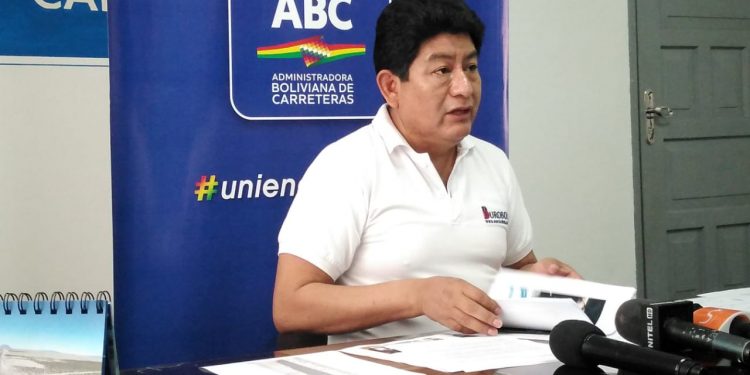 Ministro Montaño cuestiona a Camacho por descuidar inmunización para menores de edad de 16 y 17 años