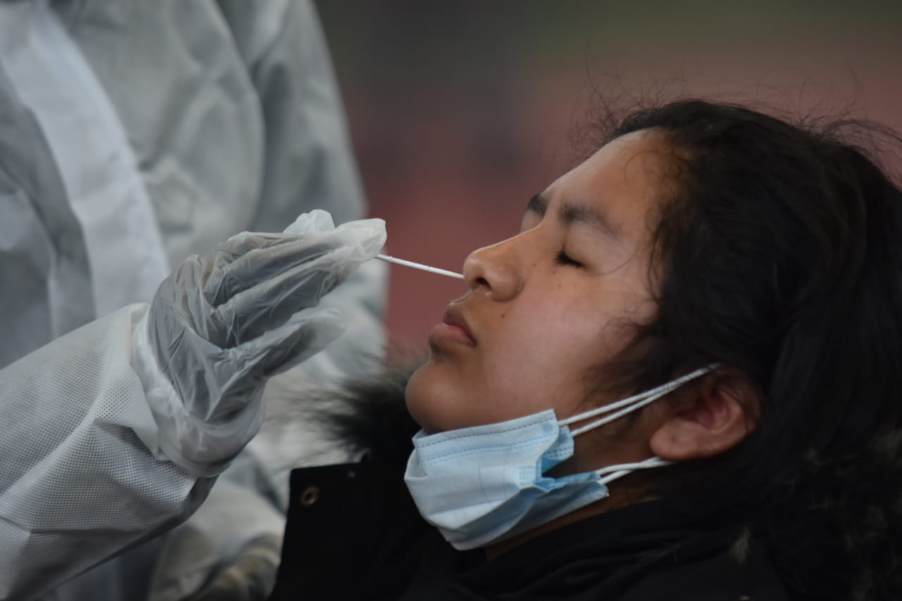 Personal de salud accederá de inmediato a pruebas de antígeno nasal gracias a un convenio