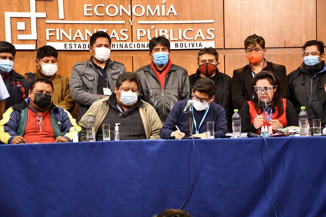 Gobierno y transportistas firman acuerdo que establece seis meses de periodo de gracia sin el pago de capital ni interés